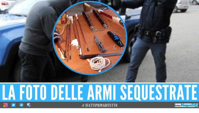 Girava per le strada con l'arma dei ninja e l'arco, bloccato a Ischia