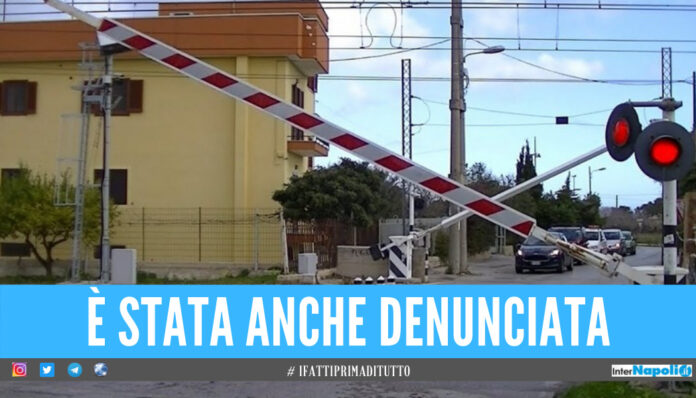 Si incastra con l'auto nel passaggio a livello, donna salvata in extremis nel Napoletano