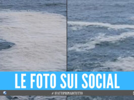 Schiuma bianca nel mare in provincia di Napoli, scatta la segnalazione