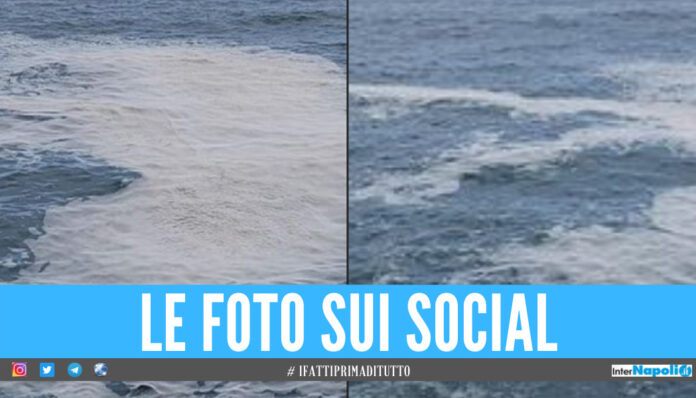 Schiuma bianca nel mare in provincia di Napoli, scatta la segnalazione