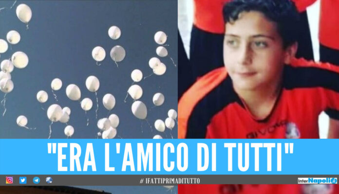 Palloncini bianchi e lacrime per Christian, giornata di dolore a Caserta per i funerali del 14enne