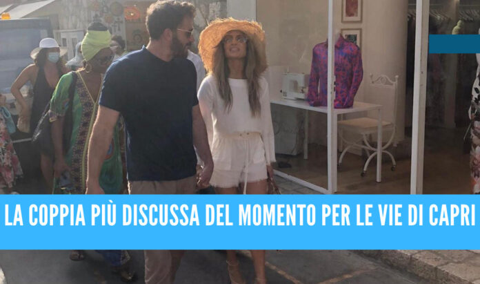 La coppia JLo e Ben Affleck ripresi mano nella mano per le strade di Capri