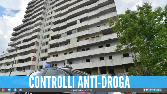 Blitz nella Vela Gialla a Scampia, gettano la droga per sfuggire ai carabinieri