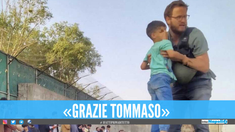 Afghanistan, il console italiano salva un bambino: la foto sui social diventa virale