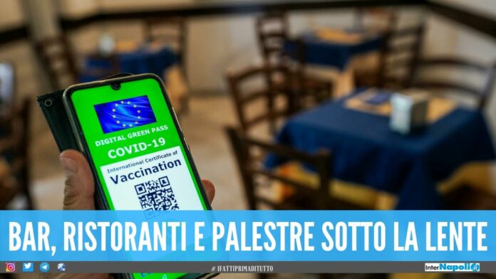 Clienti beccati senza Green Pass a Napoli, multe in pizzeria e al ristorante