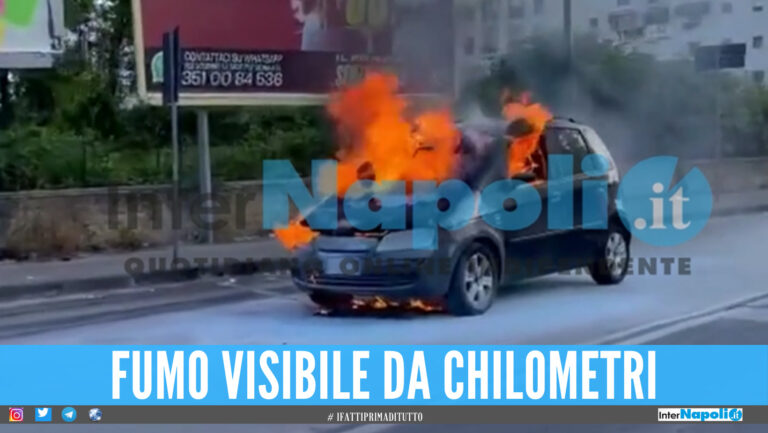 [VIDEO]. Paura al Quadrivio di Secondigliano, auto divorata dalle fiamme