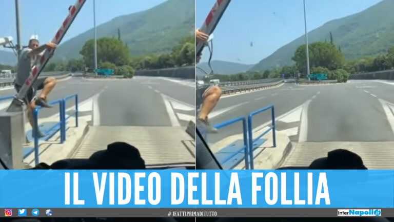 «Come non pagare il casello», la follia sull'autostrada a Napoli: il video virale su TikTok