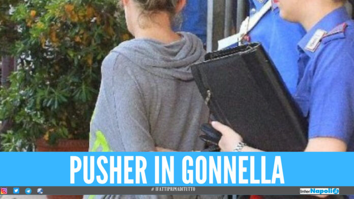 Spaccio sulla via del mare tra Pozzuoli e Giugliano, fermata dai carabinieri con droga e soldi