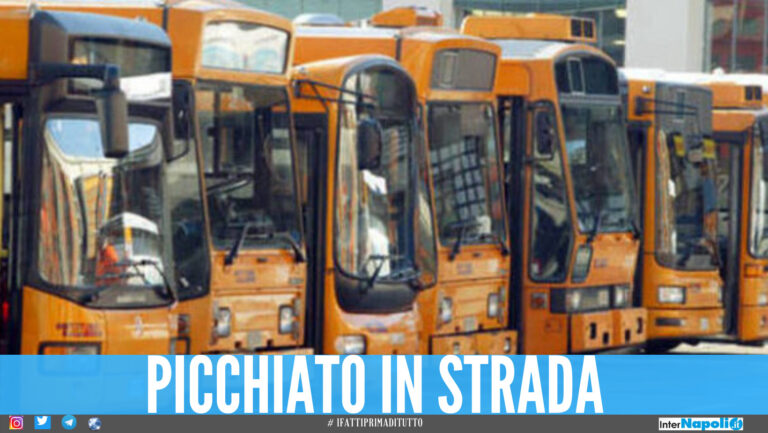 Chiede di abbassare il volume, autista del pullman preso a calci e pugni a Napoli