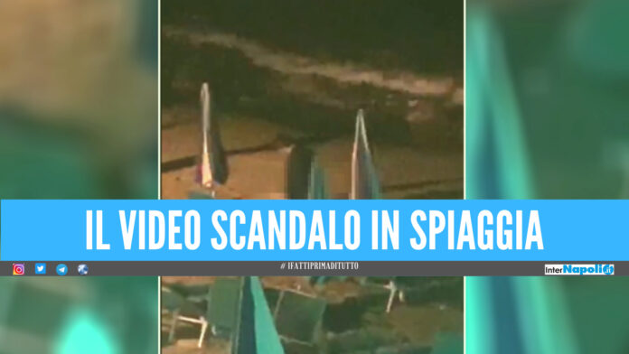 Sesso in spiaggia tra ombrelloni e sdraio, il video finisce sui social: l'ira del sindaco