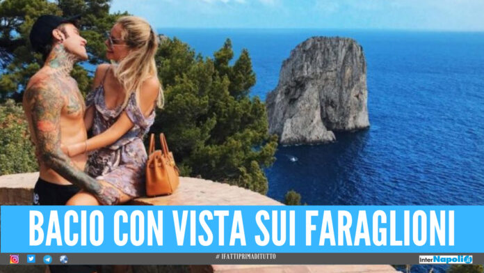 Chiara Ferragni e Fedez nel mega yacht a largo del Golfo di Napoli