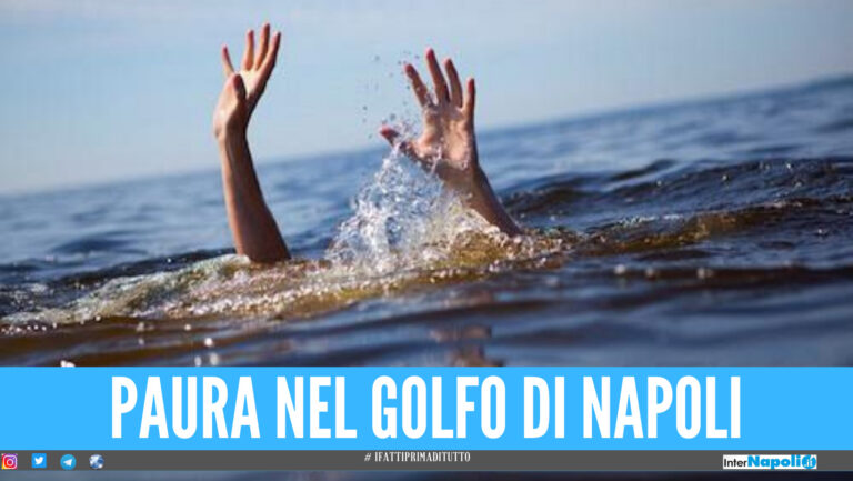 Terrore nel golfo di Napoli, si tuffa e non riemerge: il corpo recuperato tra le onde e gli scogli