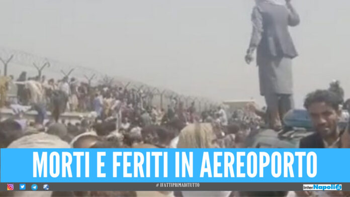 Ci sono anche dei bambini tra i 13 morti nella doppia esplosione all'aeroporto di Kabul