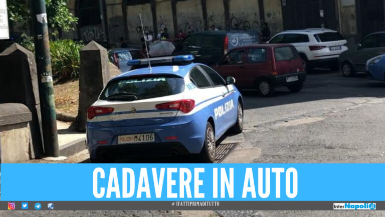 Macabra scoperta a Napoli, cadavere all’interno di un’auto: “Fatale il colpo di pistola”