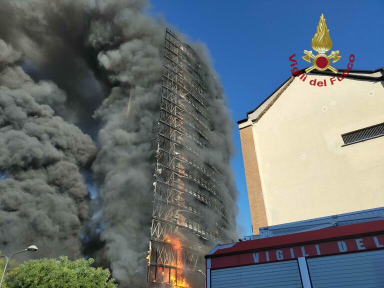 Spaventoso incendio a Milano, in fiamme palazzo di 15 piani