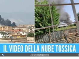 Incendio all'ex campo rom di Scampia, nube nera visibile dai Comuni vicini