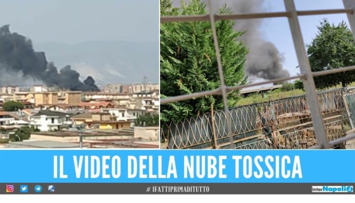Incendio all'ex campo rom di Scampia, nube nera visibile dai Comuni vicini