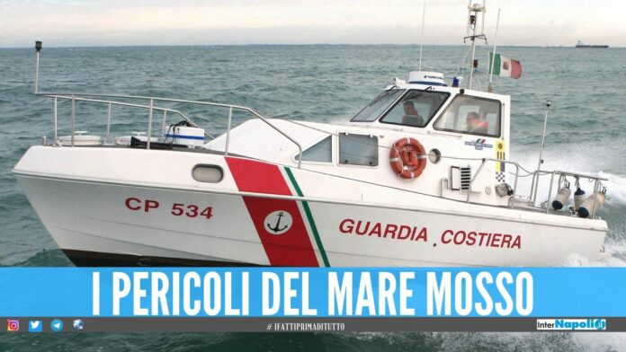 Paura sul lido a Bacoli, salvate 6 persone a bordo del gommone