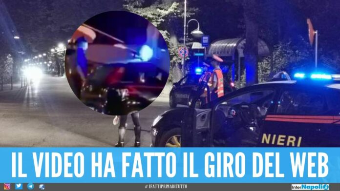 video Saltano nudi sull’auto del carabinieri, 2 turisti arrestati nel Modenese
