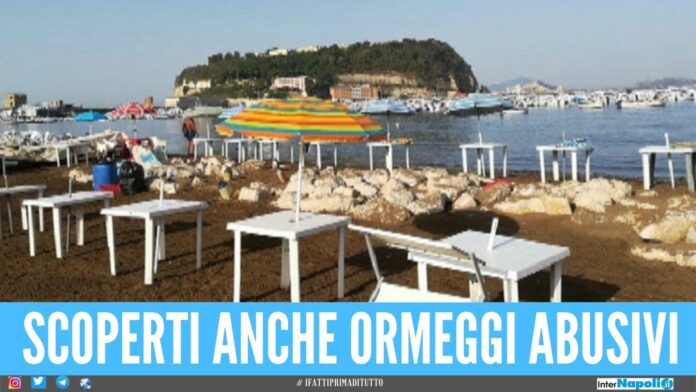 Sequestrato lido abusivo a Napoli, docce a pagamento con acqua rubata
