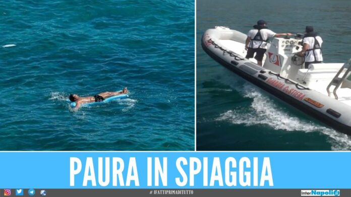 Si rilassa sul materassino e si allontana dalla riva, paura nel Napoletano