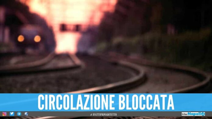 Tragedia ferroviaria nel Napoletano, muore travolto dal treno