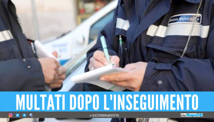 Coprono la targa con lo zaino, multa pesantissima per 2 furbetti minorenni