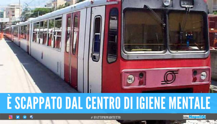 Follia a San Giorgio a Cremano, si sdraia sui binari mentre passa il treno e rimane illeso
