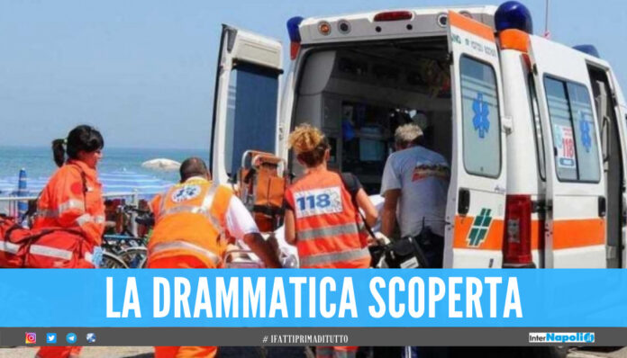 Tragedia sulla spiaggia a Salerno, ragazzo trovato morto sulla spiaggia