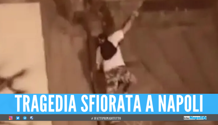 Follia a Napoli, ragazzo si arrampica sul muro dell’Orientale e cade nel vuoto