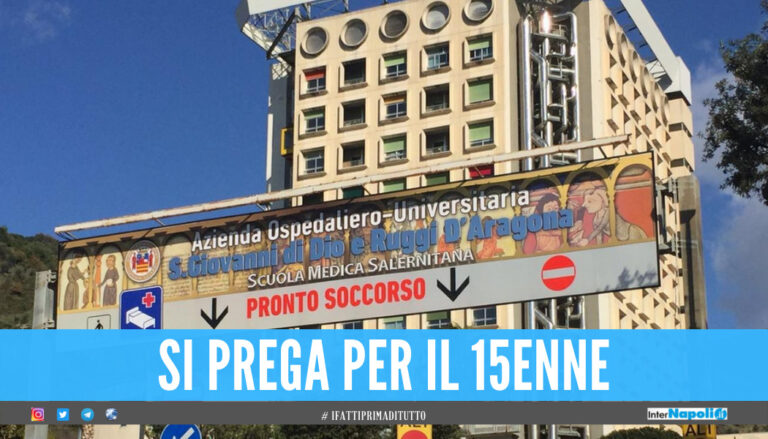Tragedia a Salerno, 15enne si tuffa ma batte la testa: è in gravissime condizioni