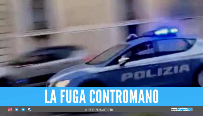 Panico in strada a Napoli, fugge all'alt e finge il furto della sua auto