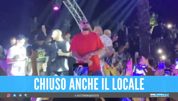 Troppe persone sotto al palco, interrotto il concerto di Gue Pequeno