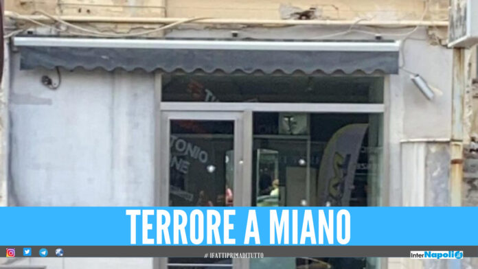 Tensione a Miano, colpi di pistola contro un negozio di parrucchieri in via Janfolla