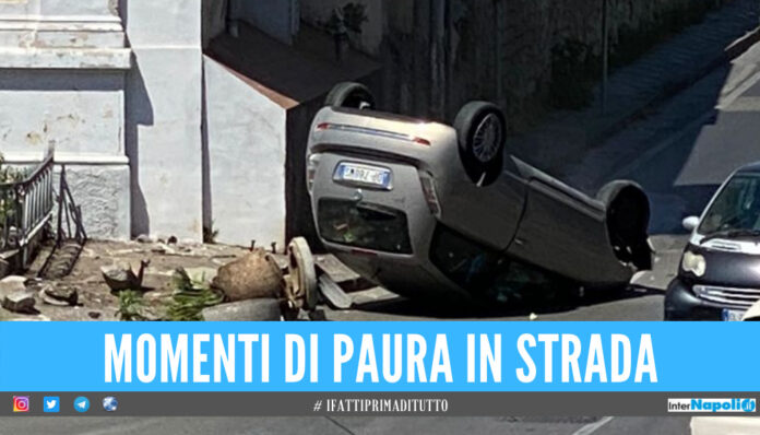 Incidente a Giugliano, auto si ribalta dopo lo schianto davanti alla chiesa