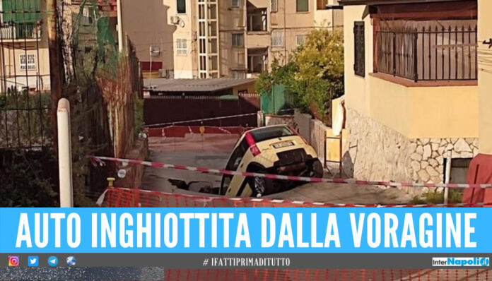 Auto inghiottita da una voragine a Fuorigrotta, famiglia salvata dai vigili del fuoco