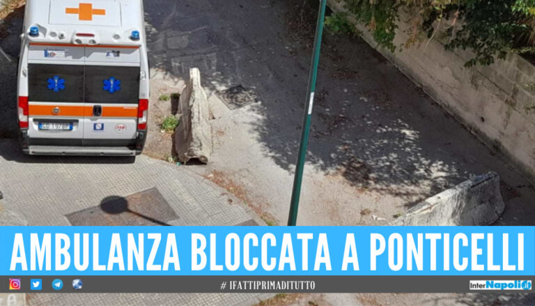 Disagi in strada a Ponticelli, blocco di cemento impedisce i soccorsi dell'ambulanza