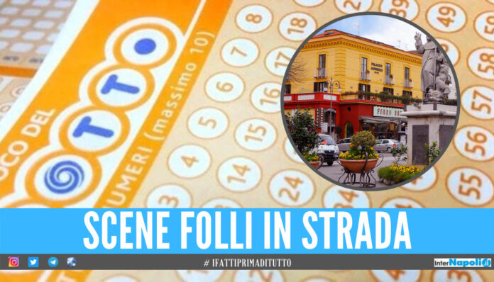 Donna senza vestiti in piazza nel Napoletano, scatta la corsa al Lotto