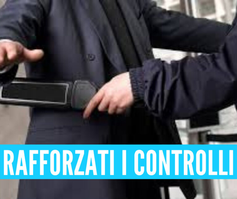 Coltelli nella Metro a Napoli, tornano i metal detector