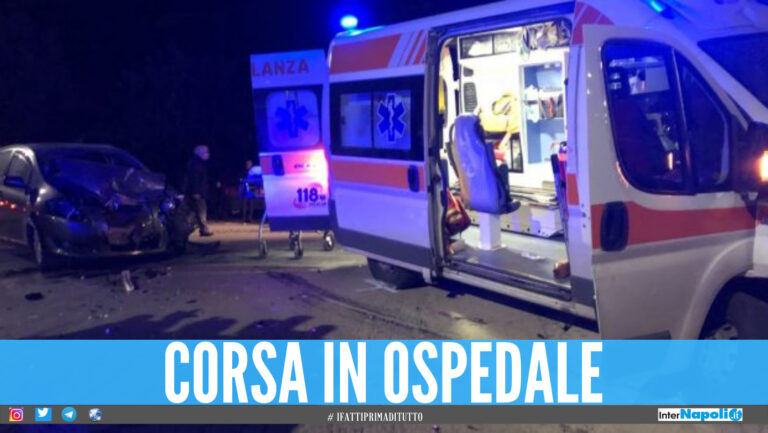 Schianto tra 2 auto in provincia di Napoli, 5 persone in ospedale e feriti bloccati tra le lamiere