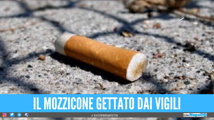 I vigili gettano il mozzicone di sigaretta, ma finisce sui capelli di un bimbo e li brucia