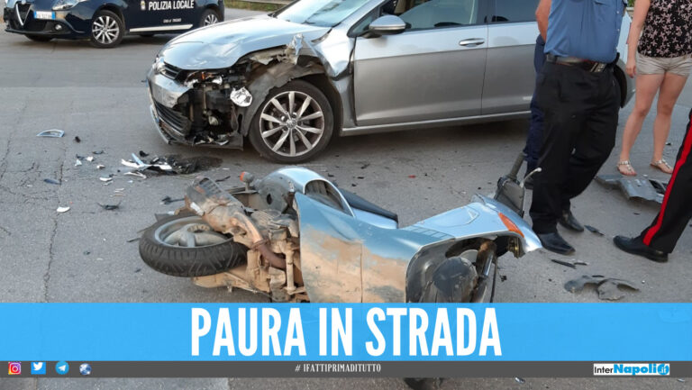 Scooter travolto da un’auto in provincia di Napoli, ragazza ferita nell’impatto