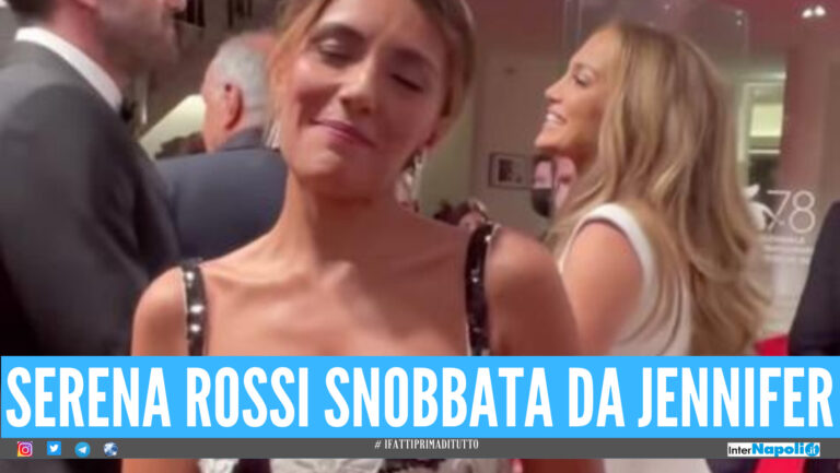 Serena Rossi snobbata da Jennifer Lopez a Venezia, il video del saluto ‘arronzato’ fa il giro del web