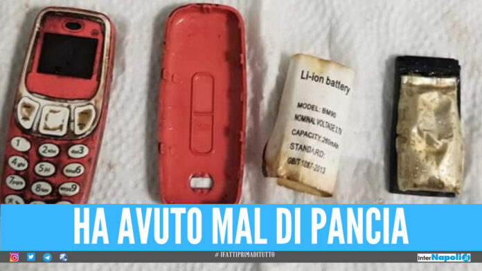 Ingoia un Nokia 3310 intero e lo tiene nello stomaco per 4 giorni, forti dolori alla pancia