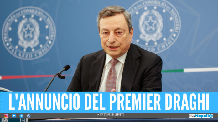 Green pass prorogato e niente mascherine in classe, arriva l'annuncio di Draghi in conferenza