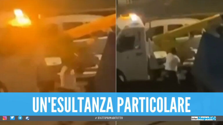 [VIDEO] Il gol di Koulibaly fa impazzire Napoli, tifoso esulta mentre gli sequestrano l’auto