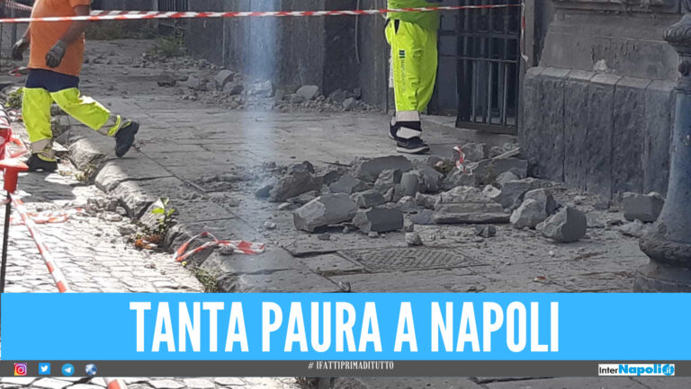 Paura a Napoli, crollano grossi calcinacci da uno storico palazzo