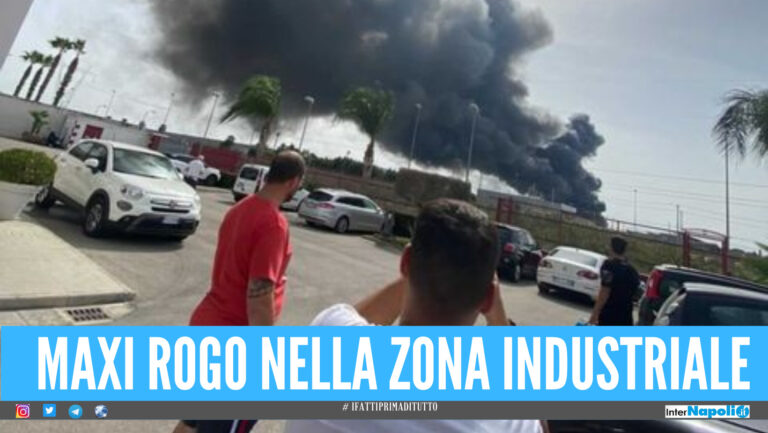 Incendio nella zona industriale Carinaro-Teverola: in fiamme azienda di materiale plastico