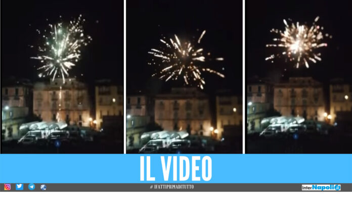 Fuochi d'artificio fuori al Policlinico di Napoli, screen video Francesco Emilio Borrelli