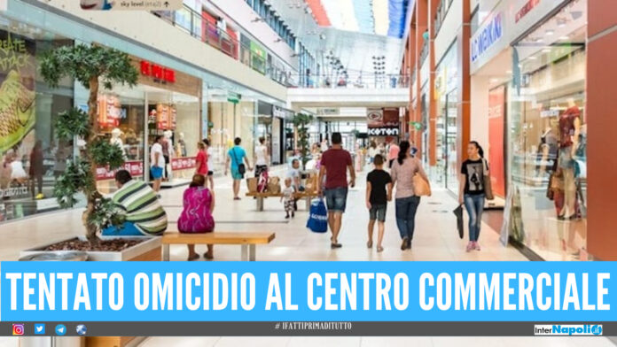 Terrore al centro commerciale di Afragola, estrae pistola dal marsupio e spara alla vittima dopo un banale litigio Terrore al centro commerciale di Afragola, estrae pistola dal marsupio e spara alla vittima dopo un banale litigio
